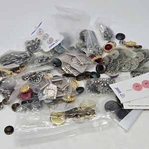 VINTAGE BUTTON 2 LB LOT METAL PEARL PLASTIC NOS LOOSE SEWING CRAFT DIY SILVER